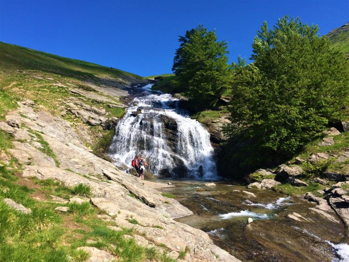 ESCURSIONE AD ANELLO: CENTO FONTI-SORG. PANE E CACIO -SELLA LAGA - Trekkinguide